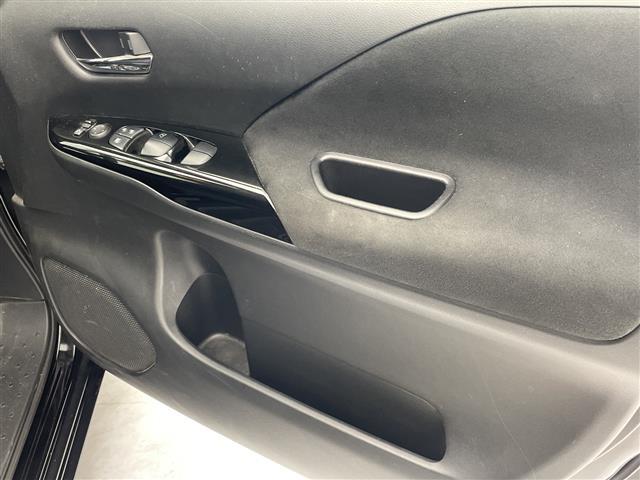 【パワーウインドウ】運転席のスイッチで、各席の窓ガラスの開閉ができます！あると便利ですよね！