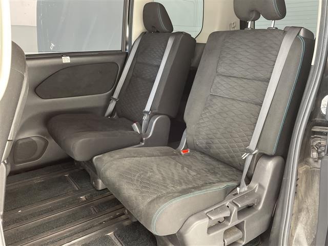 【セカンドシート】２列目もゆったりドライブを楽しめます。掲載箇所以外にご希望の写真がございましたらお気軽にお問い合わせ下さい。フロアマットは汚れが気になる場合は新品のご注文も承ります。