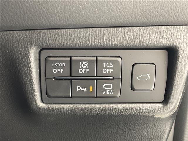 【パワーバックドア】荷物を抱えた状態でもリアゲートの開閉が可能です。お買い物時やアウトドアの際に役立ちますね。