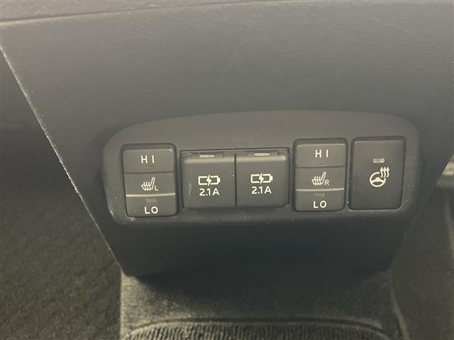 【ステアリングヒーター】冬場の寒い日に手がかじかんで運転が危険にさらされることもこれがあれば安心です。ハンドルがじわっと暖かくなります。