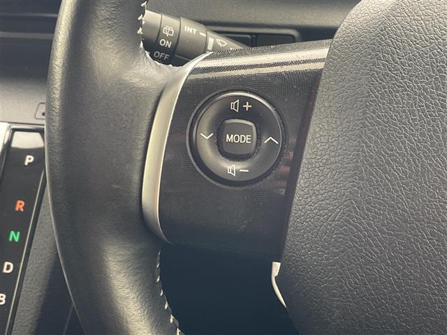 【　ステアリングスイッチ　】手元のスイッチでナビ操作が可能です。非常に便利な機能です。取り付けのナビによってはオプション設定となっております。