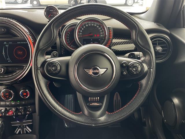 【ステアリング】軽い力で扱いやすいハンドルです。目立つ傷やスレなどなく綺麗な状態です！除菌プランいれていただくとさらに快適に！清潔なお車はお子様にも安心ですね！