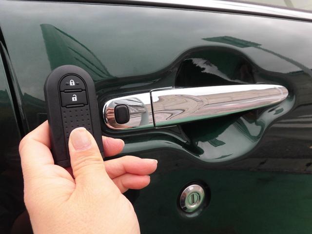 ・鍵をわざわざ取り出さなくても、ポケットなど近く（反応範囲内）に携帯しておけば指１本！ドアハンドルの黒いスイッチを押すだけで、施錠／解錠ができます。