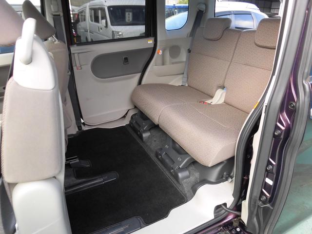 ・前席を前方へ大きく移動することで、後席側の足元スペースによりゆったりとした空間をつくりだすことができます。