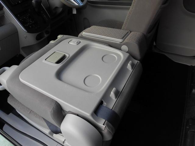 ・（助手席背面）シートバックテーブル：駐車して、車内でランチ！そういったシーンありますよね。そういう時に、このシートバックテーブルを活用すれば、快適なご飯時間に！！