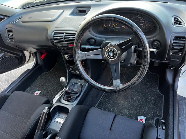 ダッシュボード、ハンドルも綺麗。