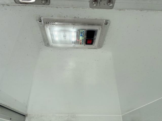 キャリイトラック 　内地中古　オートマチック　エアコン　パワステ　保冷車　パワーウィンドゥ　キーレス　箱、助手席側スライド　修復歴無し（5枚目）