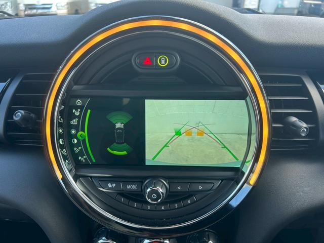 純正ナビ装備！　ナビの周りの色も変わりますよ！もちろん、バックカメラ装備車です！