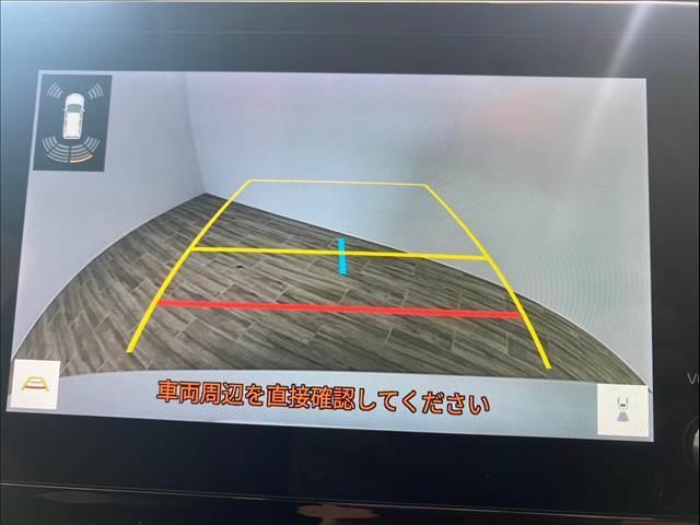 【カラーバックモニター】を装備しております。リアの映像がカラーで映し出されますので日々の駐車も安心安全です。