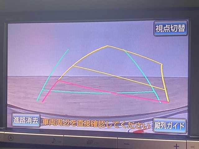 【カラーバックモニター】を装備しております。リアの映像がカラーで映し出されますので日々の駐車も安心安全です。