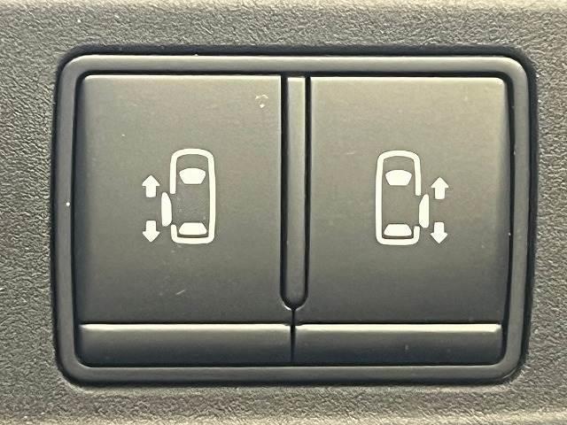 今やミニバンの定番装備となりつつある【両側電動スライドドア】運転席よりボタンひとつで開閉可能なスライドドアです。雨の日のお迎えなどに役立ちますね。