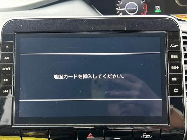 純正８インチＳＤナビ搭載。地図カードは納車時に挿入してお渡しいたします。地デジＴＶ・ＤＶＤ再生など機能多彩です。