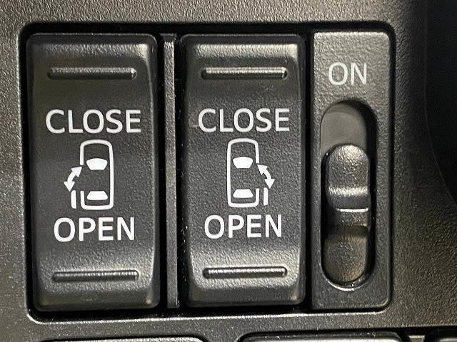 今やミニバンの定番装備となりつつある【両側電動スライドドア】運転席よりボタンひとつで開閉可能なスライドドアです。雨の日のお迎えなどに役立ちますね。
