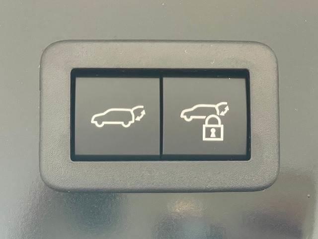 【電動リアゲート】ボタンひとつで大きなゲートも簡単に開閉可能です。高級車ならではの装備は嬉しいですね。