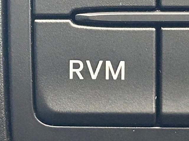 【ＲＶＭ（リアビークルモニタリングシステム）】車線変更時に車両後方から来る車両を検知し安全をサポートする装置です。