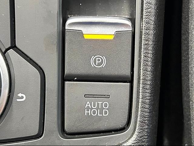 【オートホールド】電動パーキングブレーキ搭載車両についている機能で、信号待ち等でブレーキを放してもブレーキを維持してくれます。