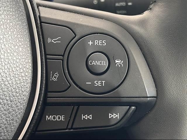 【レーダークルーズコントロール】装備車両です。レーダーやカメラを使って前を走るクルマの状況を検知して速度を調整してくれます。遠距離ドライブの高速道路などでは大活躍で疲労軽減に役立ちます。