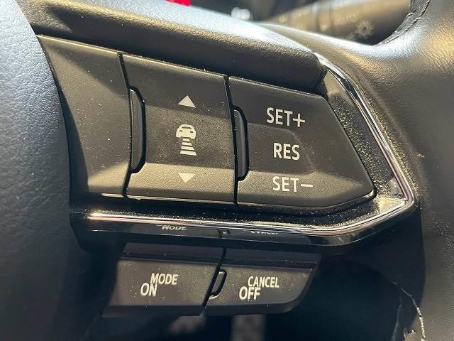 【レーダークルーズコントロール】装備車両です。レーダーやカメラを使って前を走るクルマの状況を検知して速度を調整してくれます。遠距離ドライブの高速道路などでは大活躍で疲労軽減に役立ちます。