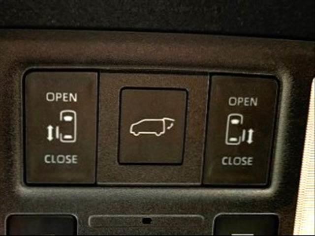今やミニバンの定番装備となりつつある【両側電動スライドドア】運転席よりボタンひとつで開閉可能なスライドドアです。雨の日のお迎えなどに役立ちますね。