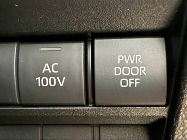メーカーオプションの【ＡＣ１００Ｖ】コンセント付きですので家庭用電化製品が車内でご利用いただけます。