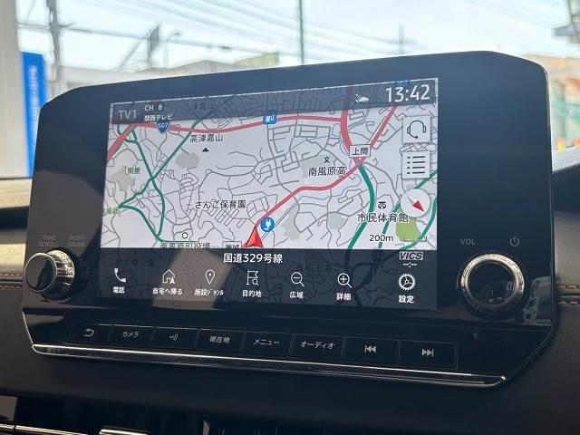 【ディスプレイオーディオ】ＦＭ・ＡＭラジオやブルートゥース接続など多彩な機能を併せ持っており、インパネ周りがすっきりしてますね！フルセグＴＶ視聴も可能です