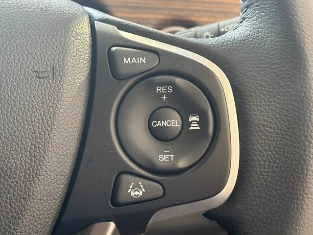 【レーダークルーズコントロール】装備車両です。レーダーやカメラを使って前を走るクルマの状況を検知して速度を調整してくれます。遠距離ドライブの高速道路などでは大活躍で疲労軽減に役立ちます。