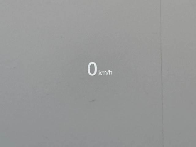 【ヘッドアップディスプレイ】を装備しております。スピードメーターやクルーズコントロールの作動状況が目線を落とさずに確認できます。