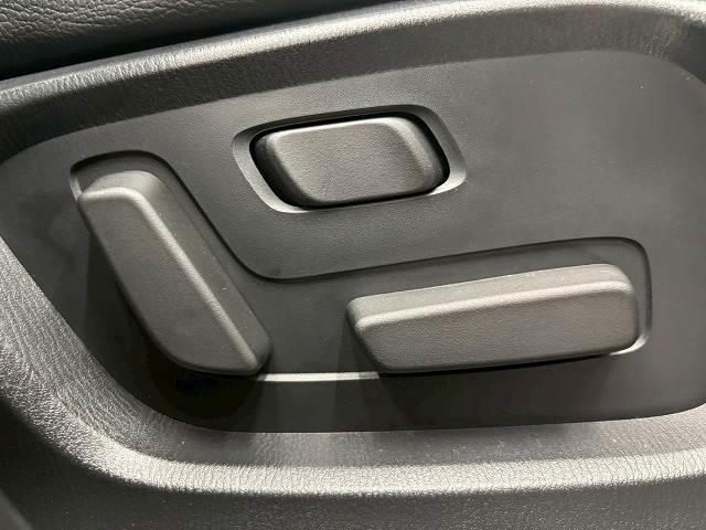 【電動リクライニング】は細やかな調整ができ、体格を問わずベストポジションがとれ長距離ドライブも快適です。