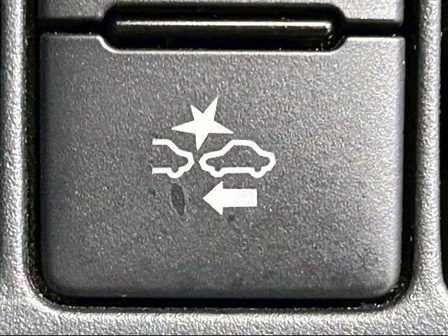 【衝突軽減ブレーキ・車線逸脱警報】など最新の装備が充実しております。