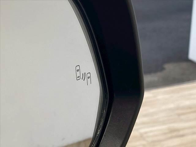 【ブラインドスポットモニター（ＢＳＭ）】車線変更時に車両後方から来る車両を検知し安全をサポートする装置です。