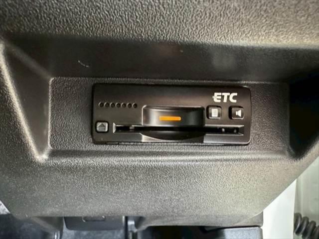 ジムニーシエラ ＪＣ　衝突軽減　車線逸脱　クルーズコントロール　レーンキープ　ＬＥＤヘッドライト　ＥＴＣ　純正１５インチアルミ　専用増設電源ユニット　スペアタイヤハードカバー　純正ナビ　テレビ　バックカメラ　シートヒーター（10枚目）