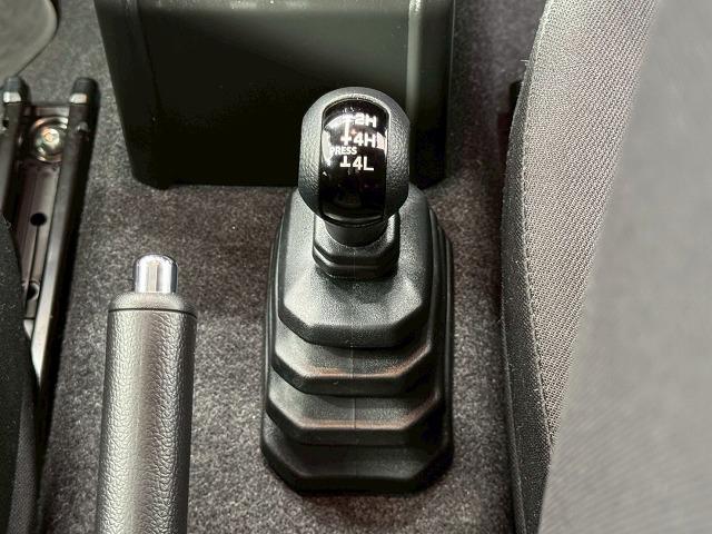 ジムニーシエラ ＪＣ　衝突軽減　車線逸脱　クルーズコントロール　レーンキープ　ＬＥＤヘッドライト　ＥＴＣ　純正１５インチアルミ　専用増設電源ユニット　スペアタイヤハードカバー　純正ナビ　テレビ　バックカメラ　シートヒーター（52枚目）