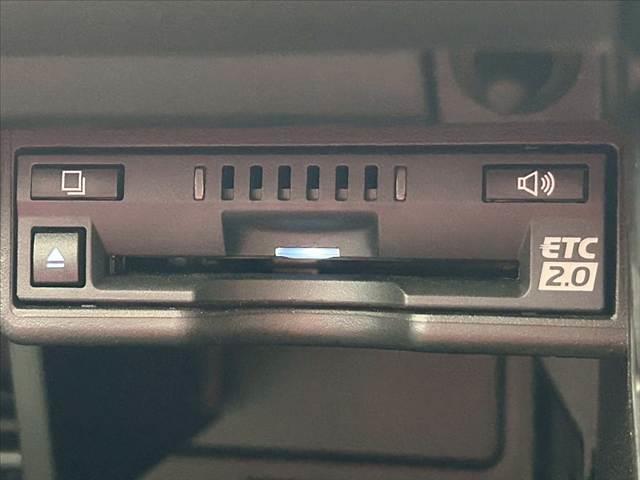 【ＥＴＣ車載器】を装備しておりますので、ご納車直後からの遠距離ドライブも可能です。土日の利用料金の割引や、朝夕の通行料金を割引料金で高速道路をお楽しみいただけます。