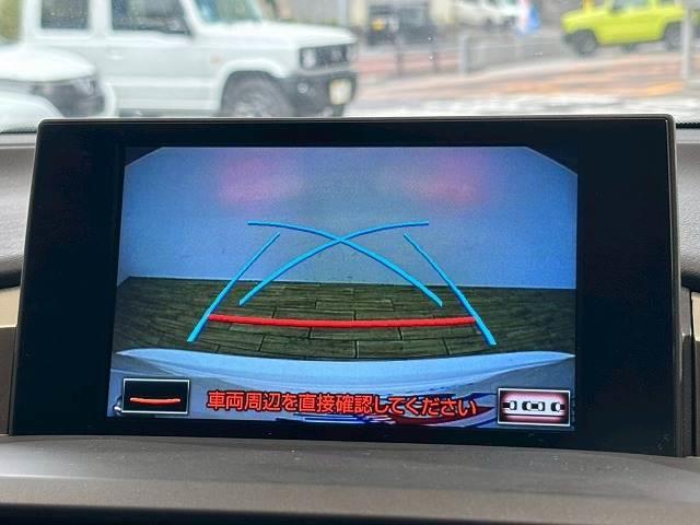 【メーカーオプションナビ】フルセグテレビやブルートゥース接続、ＤＶＤ再生など多彩な機能を併せ持っており、インパネ周りがすっきりしてま　すね！