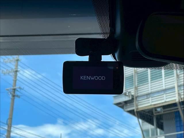 ドライブレコーダーを装備してます。万が一の事故や運転中のトラブルなど、映像が録画されているとひと安心な必須装備ですね。