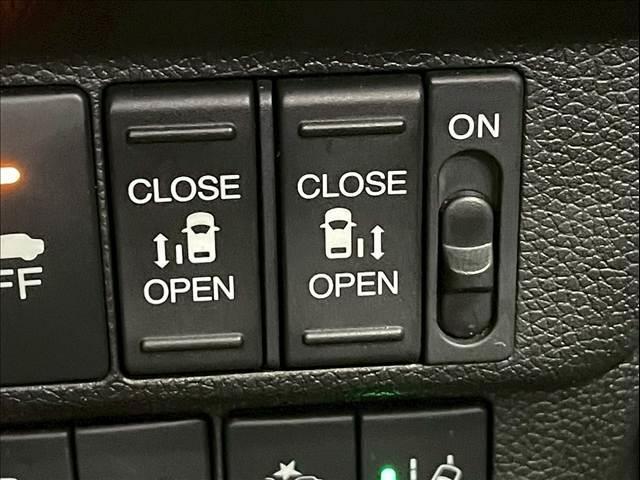 今やミニバンの定番装備となりつつある【両側電動スライドドア】運転席よりボタンひとつで開閉可能なスライドドアです。雨の日のお迎えなどに役立ちますね。