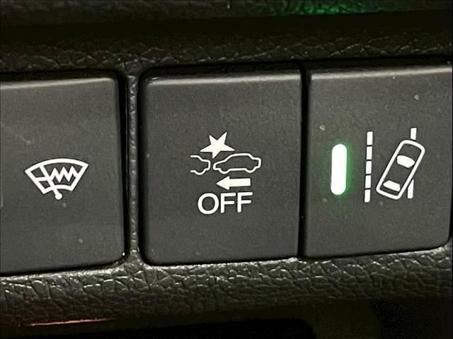 【衝突軽減ブレーキ・車線逸脱警報】など最新の装備が充実しております。