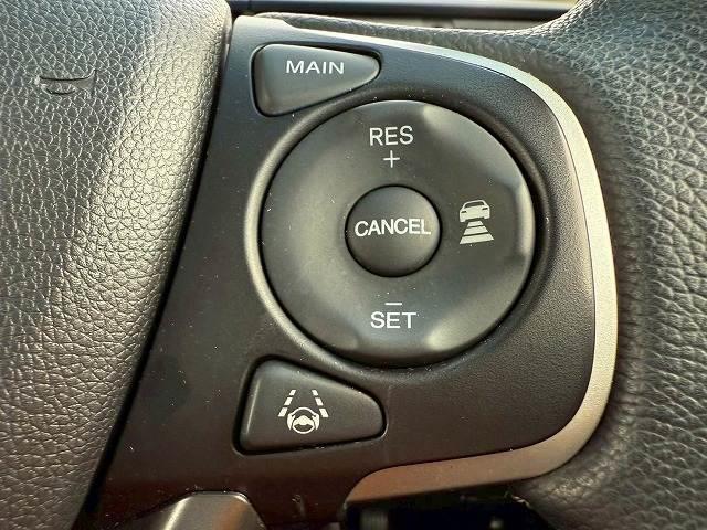 【アダプティブクルーズコントロール】高速走行時に前方のお車を追従してくれるので、長距離ドライブの疲労は大きく軽減されます。