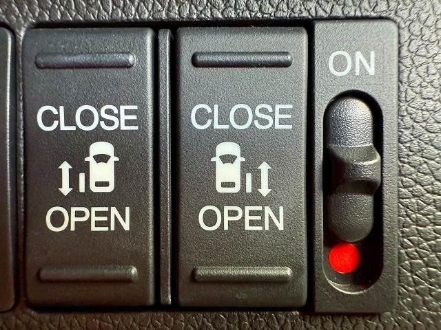 【両側パワースライドドア】運転席よりボタンひとつで開閉可能なスライドドアです。雨の日のお迎えの時など役立ちますね。