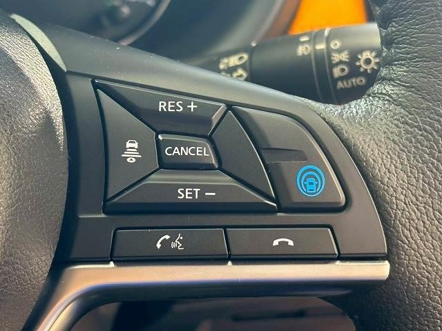 【プロパイロット】高速走行時に前方のお車を追従してくれるので、長距離ドライブの疲労は大きく軽減されます。