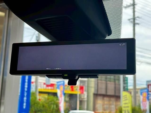 【デジタルインナーミラー】バックミラーがモニターになっており、より正確に後方確認ができますので、駐車の際などに役立ちます。