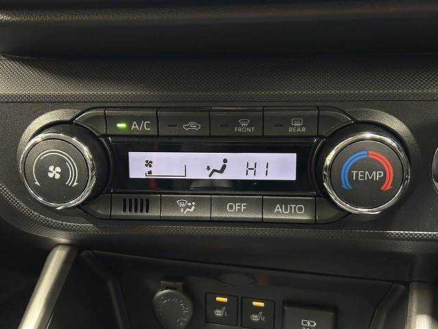 温度設定をしておけば、風の強弱を自動調節してくれる【オートエアコン】を装備。一年中快適なドライブをお楽しみいただけます。