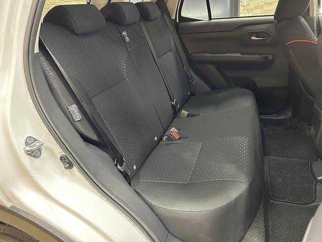 セカンドシートは大人二人が乗っても十分なスペースが確保されております。