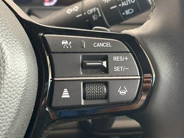 【アダプティブクルーズコントロール】高速走行時に前方のお車を追従してくれるので、長距離ドライブの疲労は大きく軽減されます。