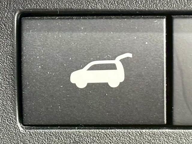 【電動リアゲート】ボタンひとつで大きなゲートも簡単に開閉可能です。背の高いＳＵＶならではの装備は嬉しいですね。