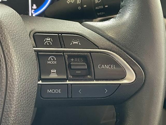 【アダプティブクルーズコントロール】高速走行時に前方のお車を追従してくれるので、長距離ドライブの疲労は大きく軽減されます。