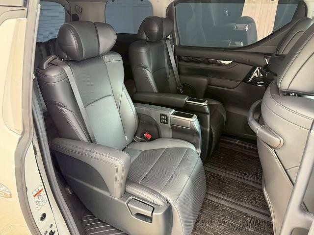 【リアシート】後部座席も気になるようなキズ・汚れやへたり等、大きなダメージはなく、良好な状態です。