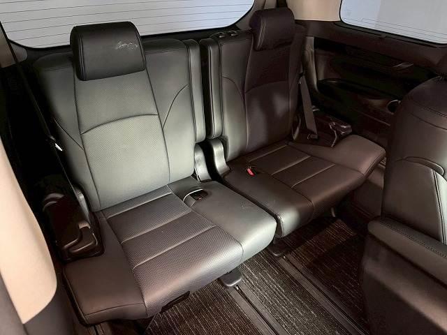 【サードシート】大人も座れる３列シート。畳めばフラットになりＳＵＶでは希少な３列シートです。