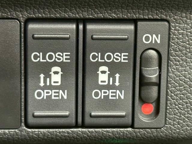 【両側パワースライドドア】運転席よりボタンひとつで開閉可能なスライドドアです。雨の日のお迎えの時など役立ちますね。