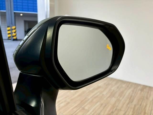 【ブラインドスポットモニター】車線変更時に後方から近づくお車をアラートしてくれます。